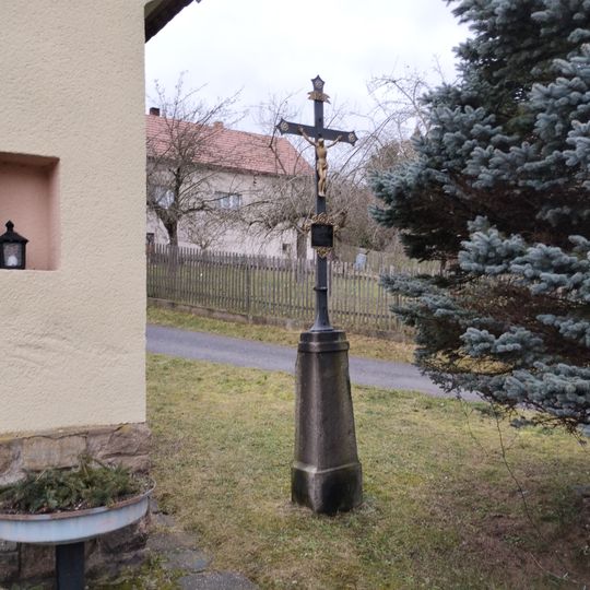 Kříž před kaplí
