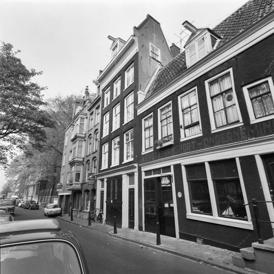 Koetshuis met bovenwoning