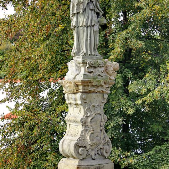 Socha svatého Jana Nepomuckého v Pardubicích na mostu u zámku