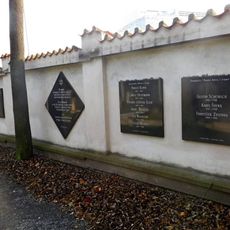 Pamětní deska židovských umělců umučených v koncentračních táborech na novém židovském hřbitově na Olšanech