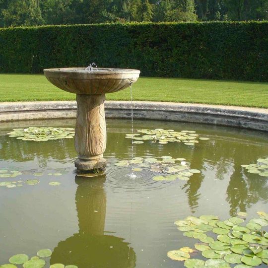 Kašna v zámeckém parku v Miloticích