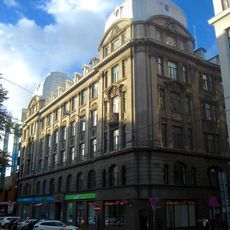 Īres nams ar veikaliem