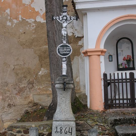 Kříž u výklenkové kaple u zámku v Přečíně