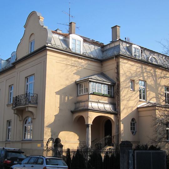 Zweigeschossige Villa