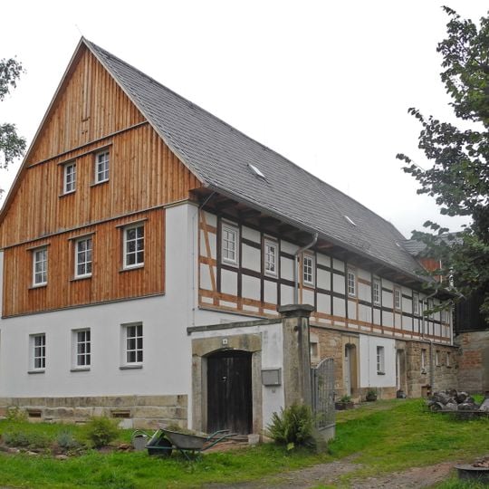 Wohnstallhaus, Seitengebäude, Scheune, Toreinfahrt und Einfriedung eines Dreiseithofes Kipsenstraße 6