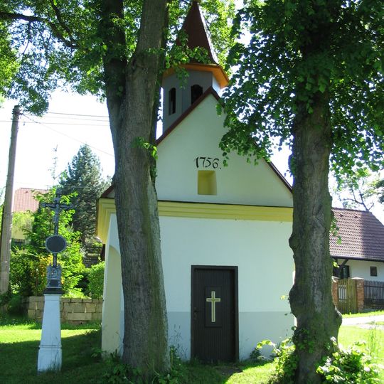 Kříž u kaple ve Vískách