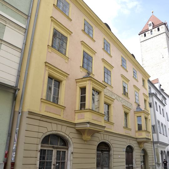 Wohn- und Geschäftshaus