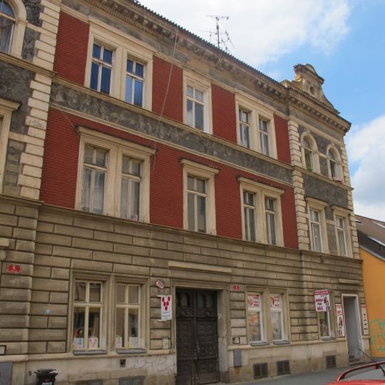 Tovární 4, sgrafita M. Alše na průčelí