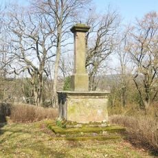 Sloup v lese poblíž Bredovského zámečku ve Lvové