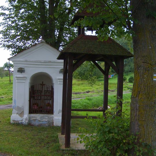 Kaplička v Dluhoštích