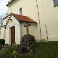 Pomník padlým v Sadech u kostela