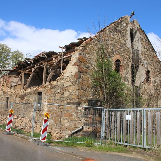 Einzeldenkmal o. g. Sachgesamtheit: Rittergut mit Schloss und zwei Wirtschaftsgebäuden an der Straße sowie Mühle  Untere Dorfstraße 2; 2a; 2b; 3; 4; 6; 7