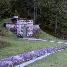 3 Kammern (A, B, T), 2 Zugänge, 1 Einsteigturm