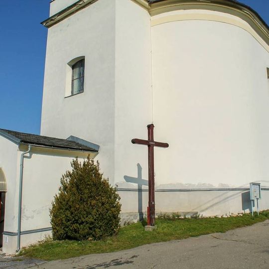 Dřevěný kříž v Jedlí u kostela