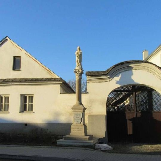 Sloup se sochou Panny Marie v Dubicku