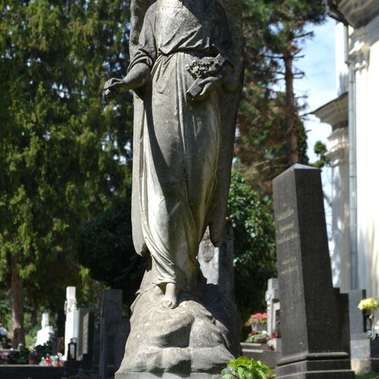 Cintorín sv. Rozálie, náhrobok so sochou