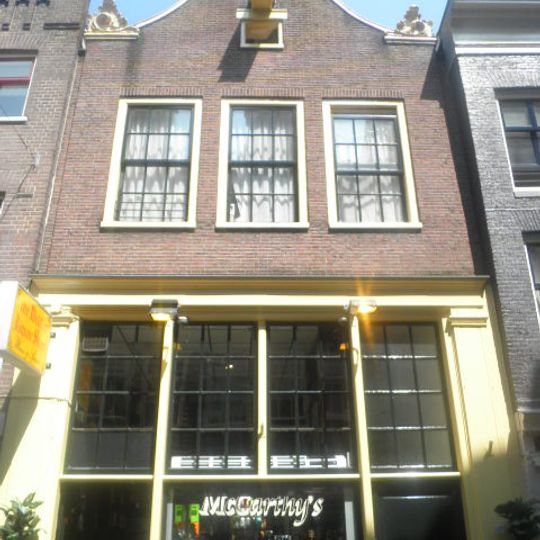 Huis, vanwege de zandstenen afdekkingen van de klokvormige geveltop