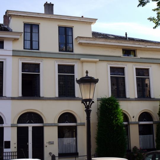 Gepleisterd pand met rechte kroonlijst met strenge neo-classieke vormen