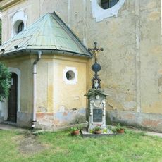 Kříž u kostela svaté Maří Magdaleny ve Frýdlantu