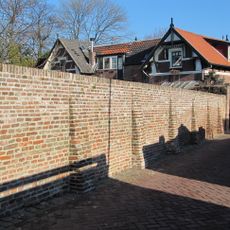 Steunberen, behorende bij stenen muur op perceel C 2593, opgetrokken uit laat-middeleeuwse bakstenen