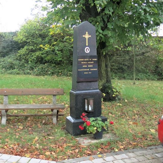 Pomník Anny Marie Toskánské u kostela v Tachlovicích