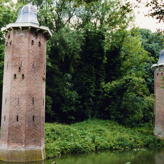 Huis te Voorn. Eiland met twee torentjes