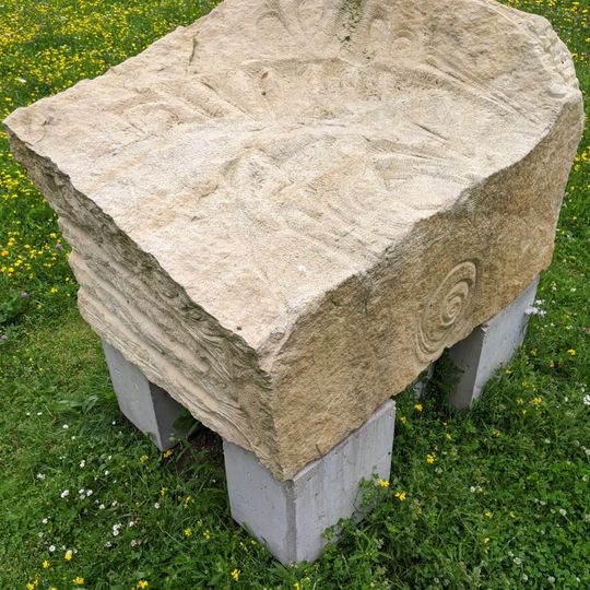 Kamenná plastika za Domem kultury v Žďáru nad Sázavou