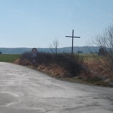 Dřevěný kříž u křižovatky