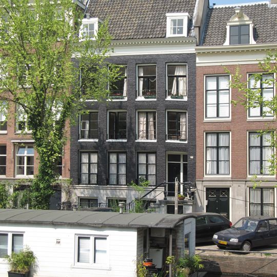 Pand met vierraamsgevel onder rechte lijst