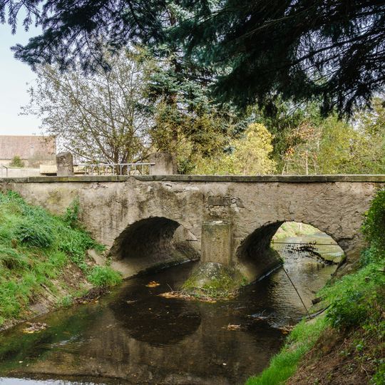 Arch bridge