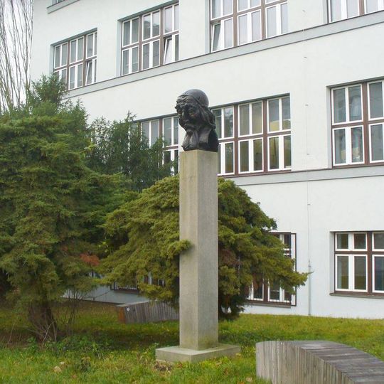 Busta Jana Amose Komenského u gymnázia v Říčanech