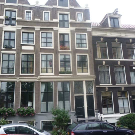 Pand met pilastergevel van ongebruikelijk ontwerp, met attiekverdieping en tot punttop gewijzigde beëindiging