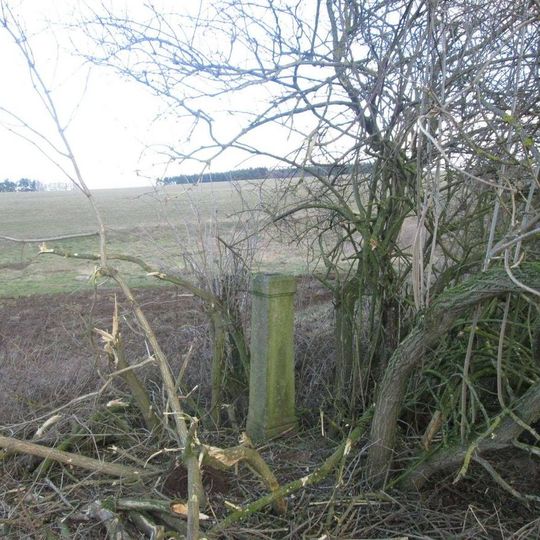 Kříž severně od Třebnic na mezi