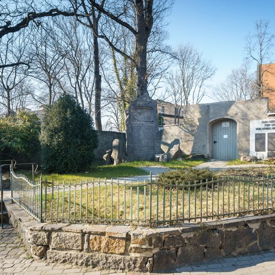 Kriegerdenkmal für die Gefallenen des 1. Weltkrieges mit umgebender Freiraumgestaltung Straße der Einheit 2