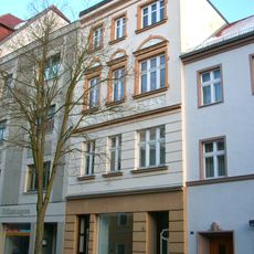 Mietshaus in geschlossener Bebauung, mit Laden Friedrichsstraße 6