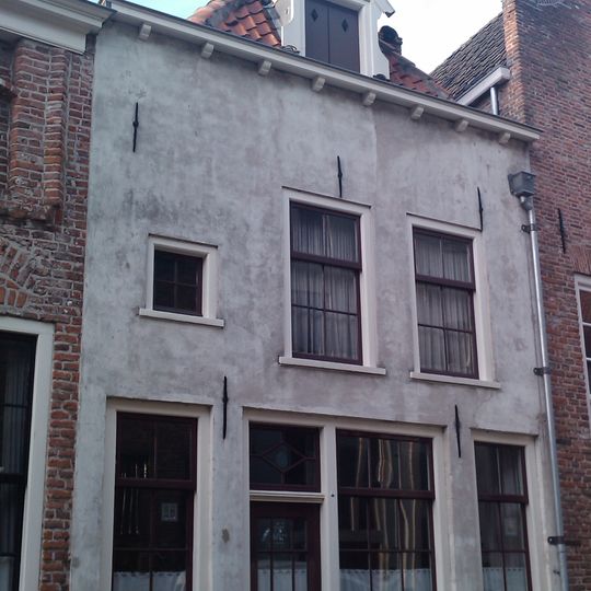 Onderkelderd pand met gepleisterde rechte gevel, dakkapel