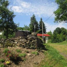 Kříž na zídce v Načetíně