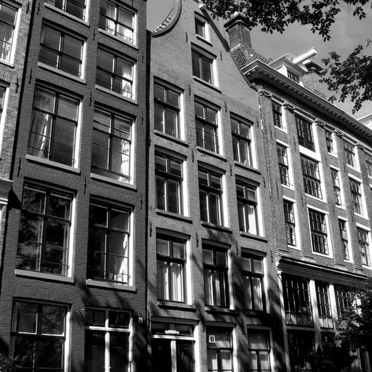 Pand met ingezwenkte halsgevel onder rollagen en toplijst