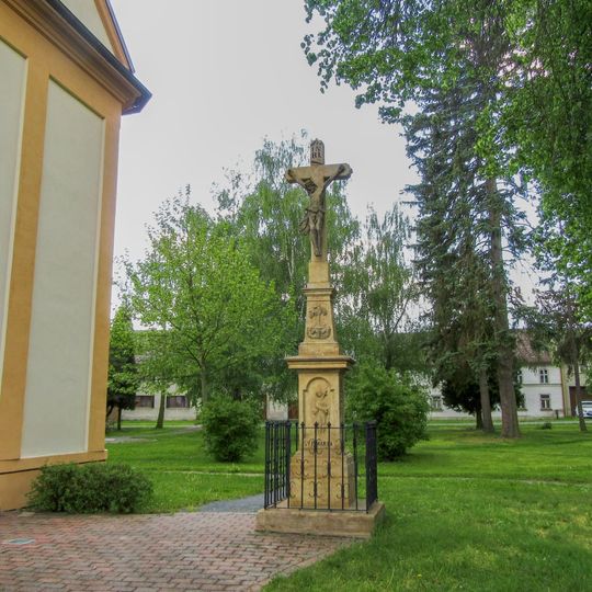 Kříž v Dubčanech u kaple