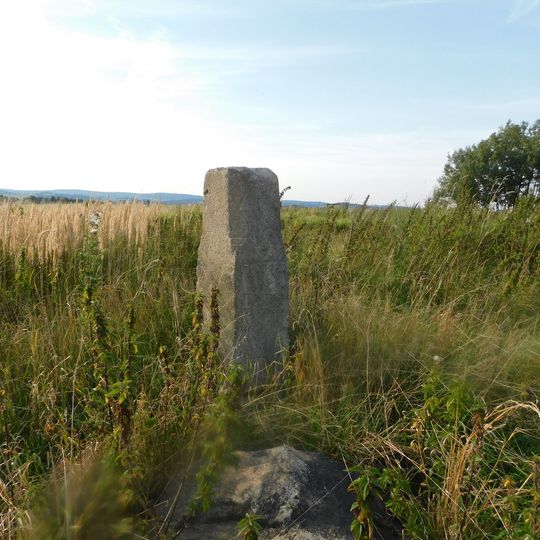 Podstavec neznámé památky u silnice severně od Teplé