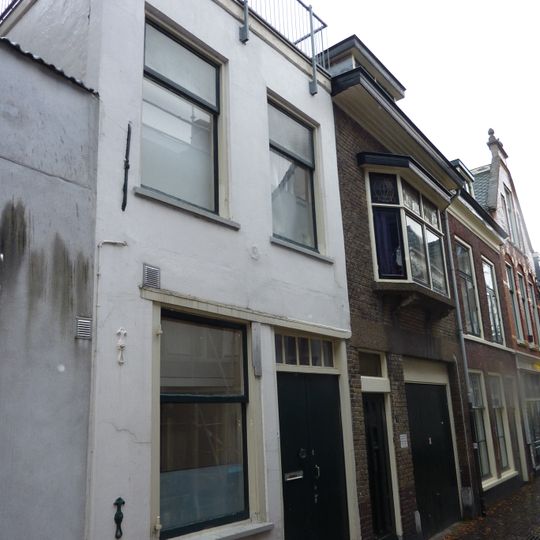 Pand met tuitgevel, houten deuromlijsting