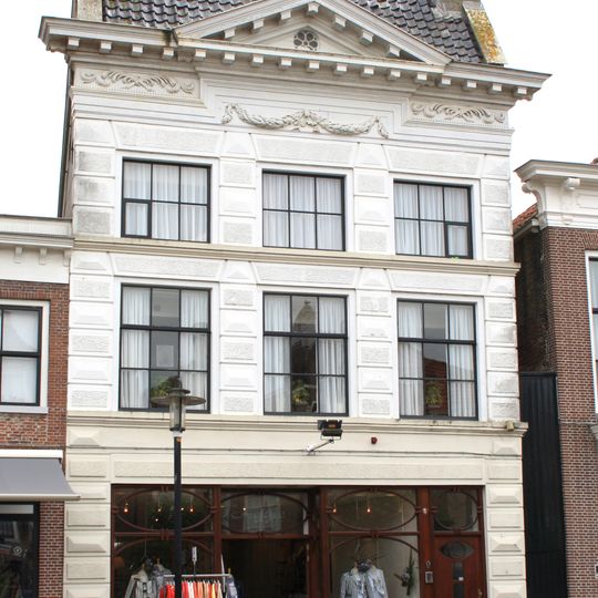 Pand met twee verdiepingen onder dwarskap tussen zijtopgevels waarboven topschoorstenen