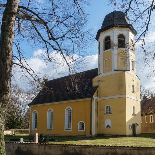 Kirche , Kirchhof mit Leichenhalle und vor dem Kirchhof befindliche Lindenreihe An der Königslinde -