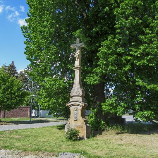 Kříž v Cholině na návsi