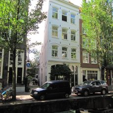 Pand waarvan de gepleisterde voorgevel onder rechte lijst is voorzien van geprofileerde lijsten om de bovenzijden van de vensters