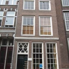 Pand met gave lijstgevel met verkropte kroonlijst met drie consoles