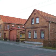 Bauernhof mit Wohnhaus, Ausgedingehaus, Seitengebäude, Hofmauer mit zwei kleinen Pforten und großem Torbogen Dorfstraße 41