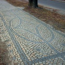 Südlicher Fußweg mit Pflaster Bahnhofsallee (Bahnhofsvorstadt)