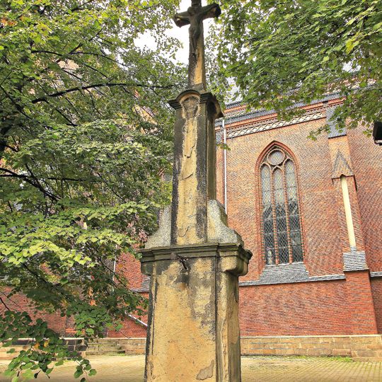 Krzyż kamienny przy kościele św. Marii Magdaleny w Chorzowie