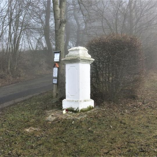 Kříž u silnice jižně od Pláně